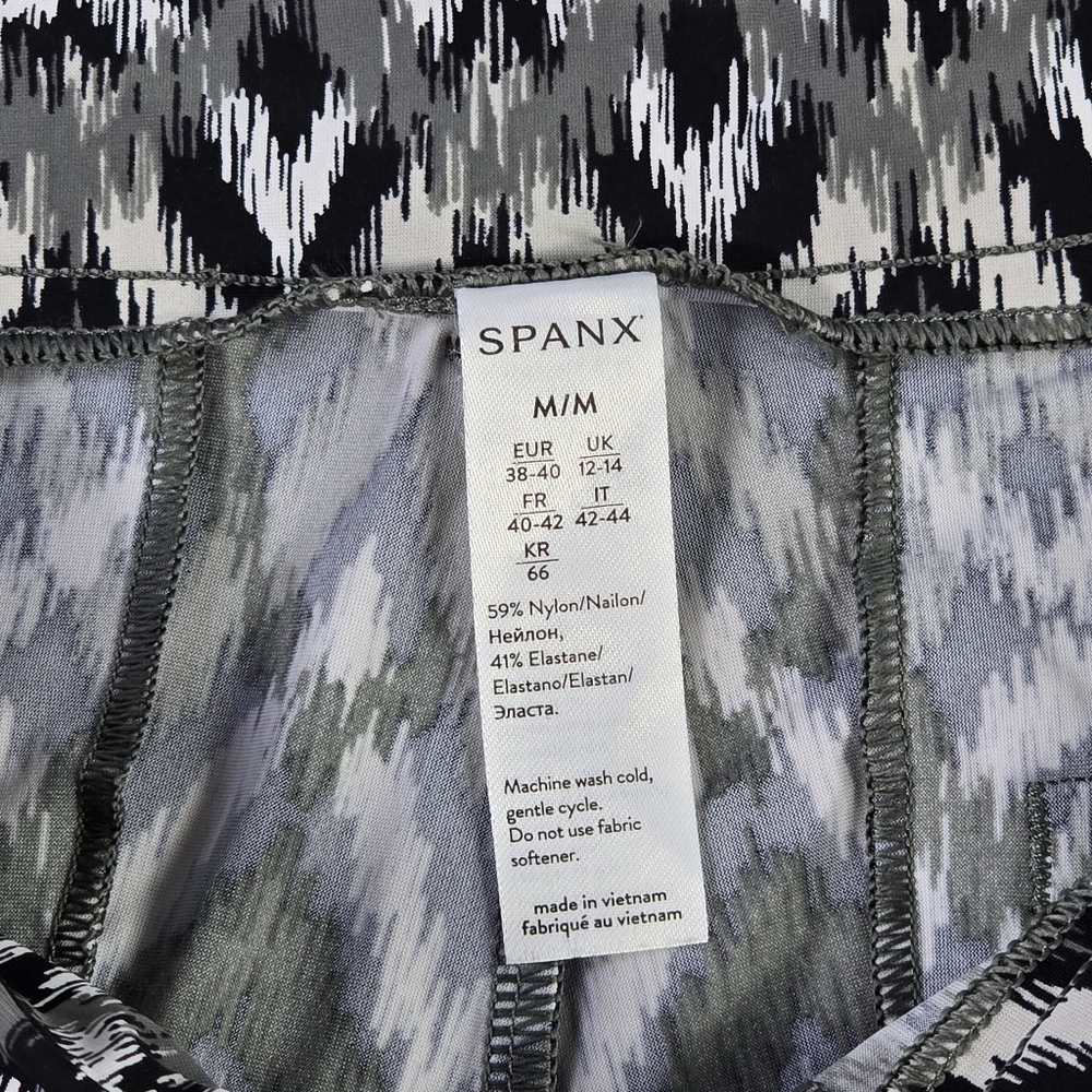 SPANX Sunshine Shorts Black White Ikat Chevron Pattern Women’s Medium Pull On - Picture 2 of 7